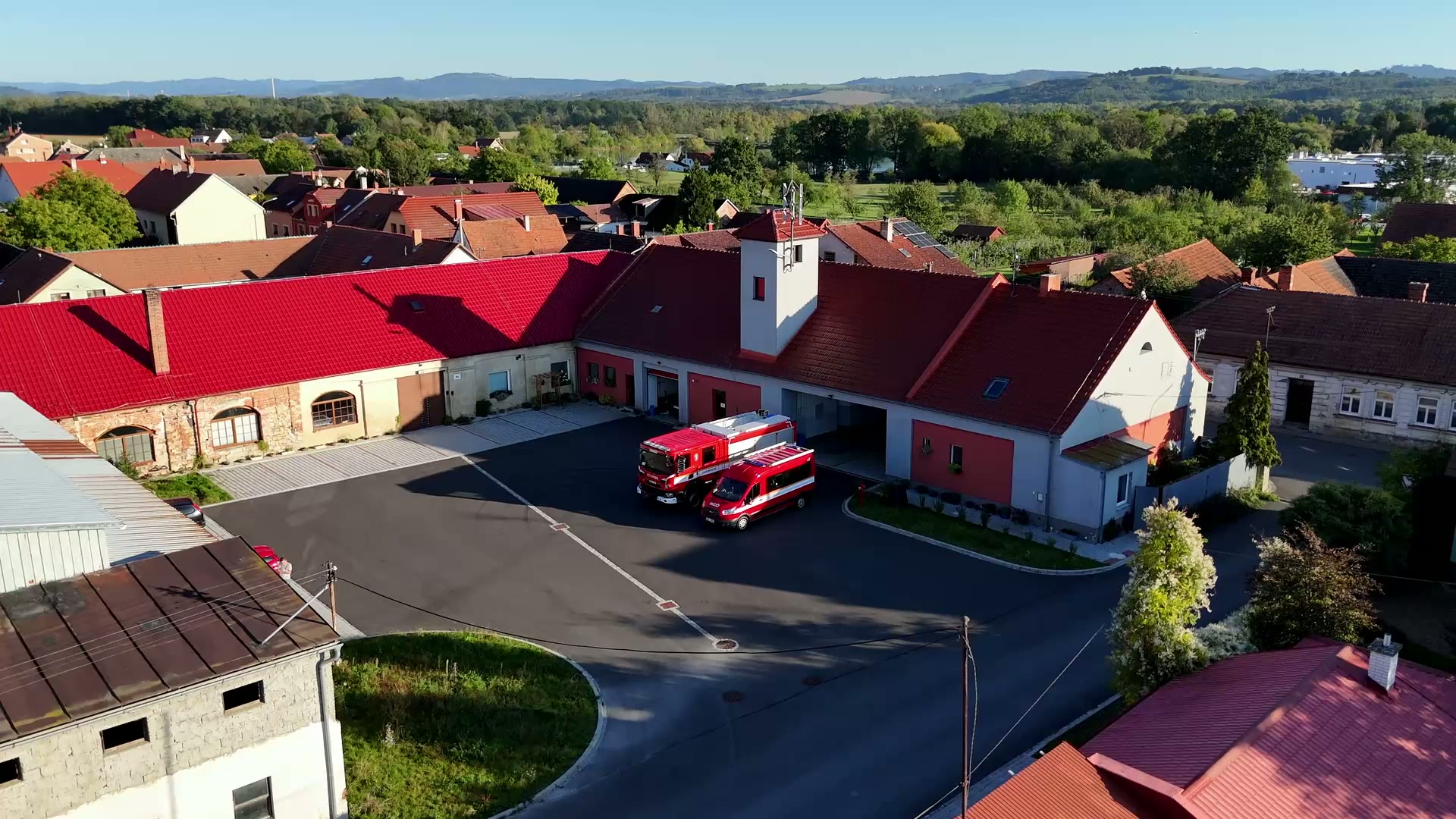 Letecký pohled na hasičskou zbrojnici a okolí Hustopečí nad Bečvou