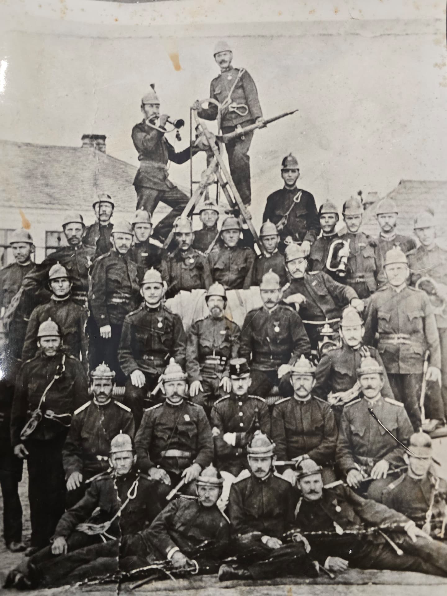 Historická skupinová fotografie hasičského sboru z přibližně roku 1900